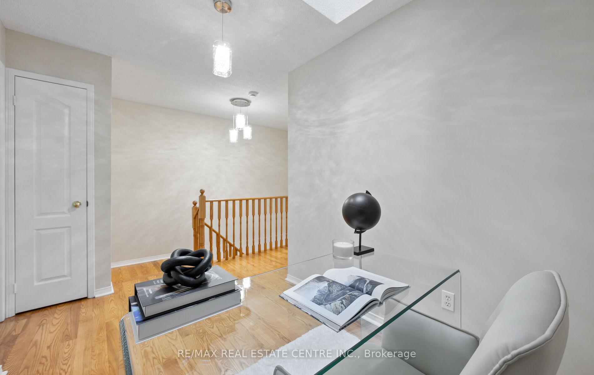 4 Bedrooms Condo at 5030 Heatherleigh, Mississauga For sale