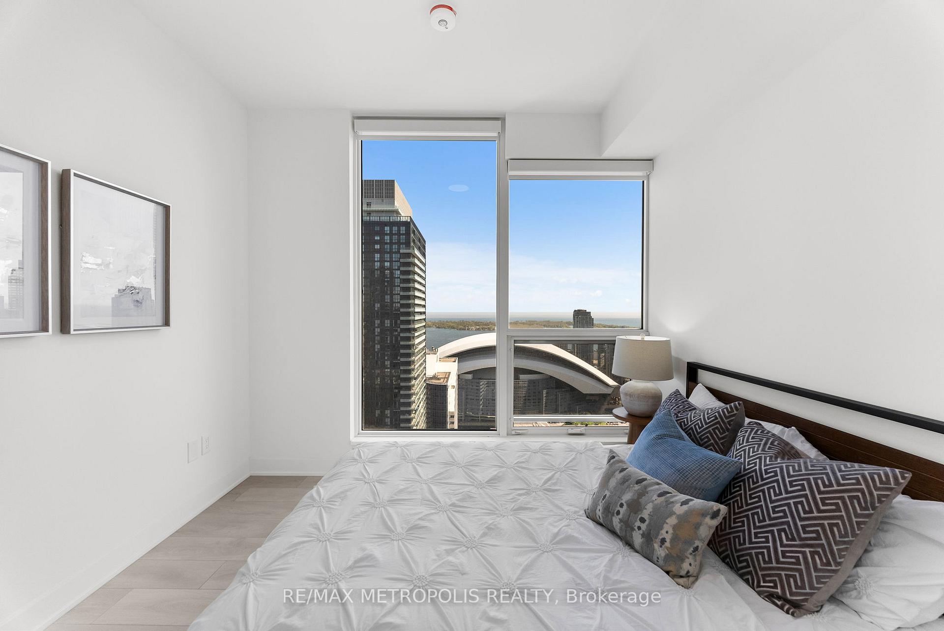 2 Bedrooms Condo at 15 Mercer, Toronto For sale