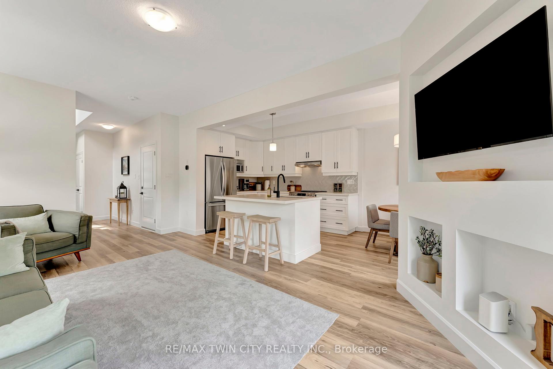 3 Bedrooms Condo at 4 Southam, Hamilton For sale