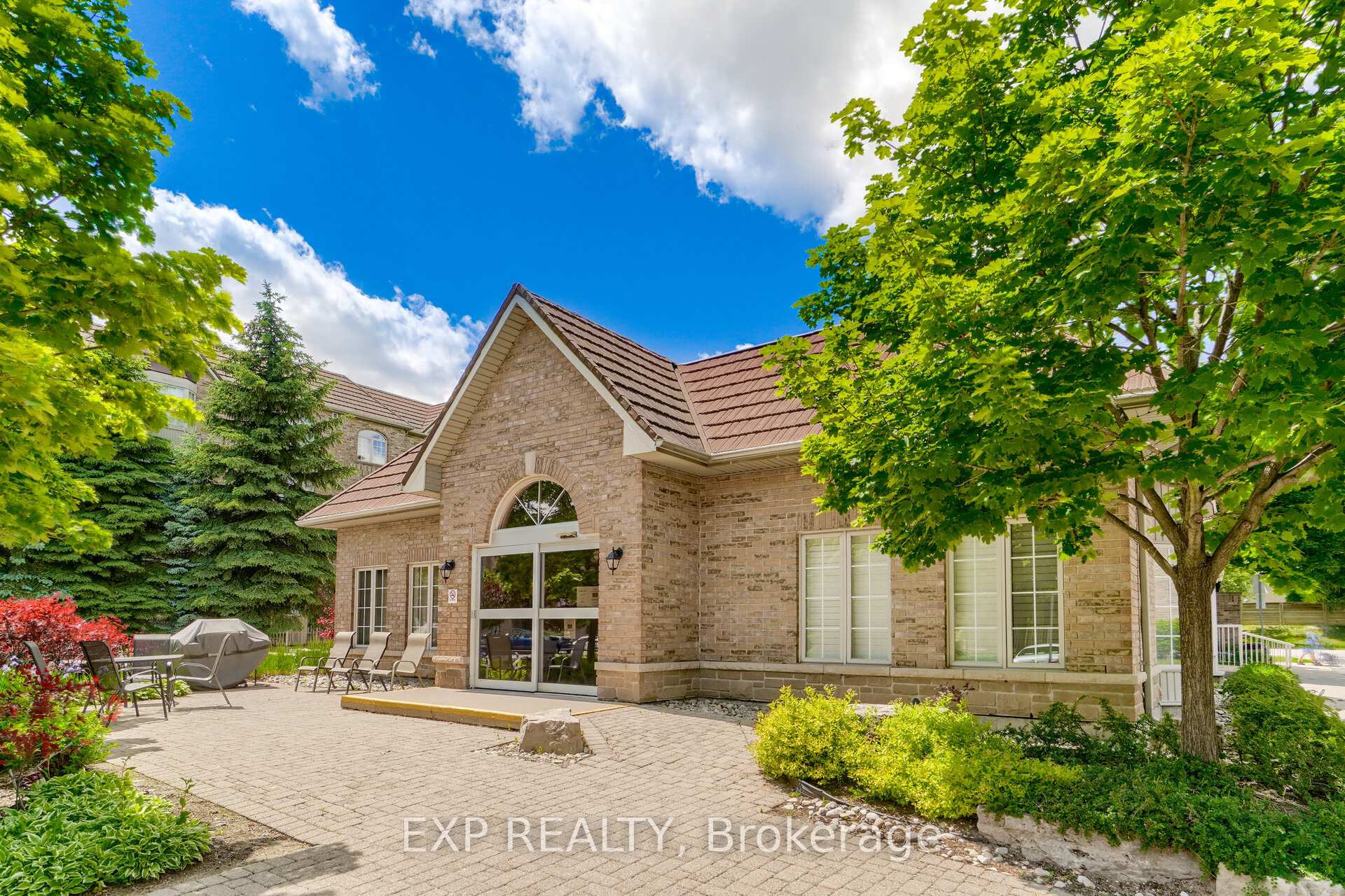 2 Bedrooms Condo at 216 Plains, Burlington For sale