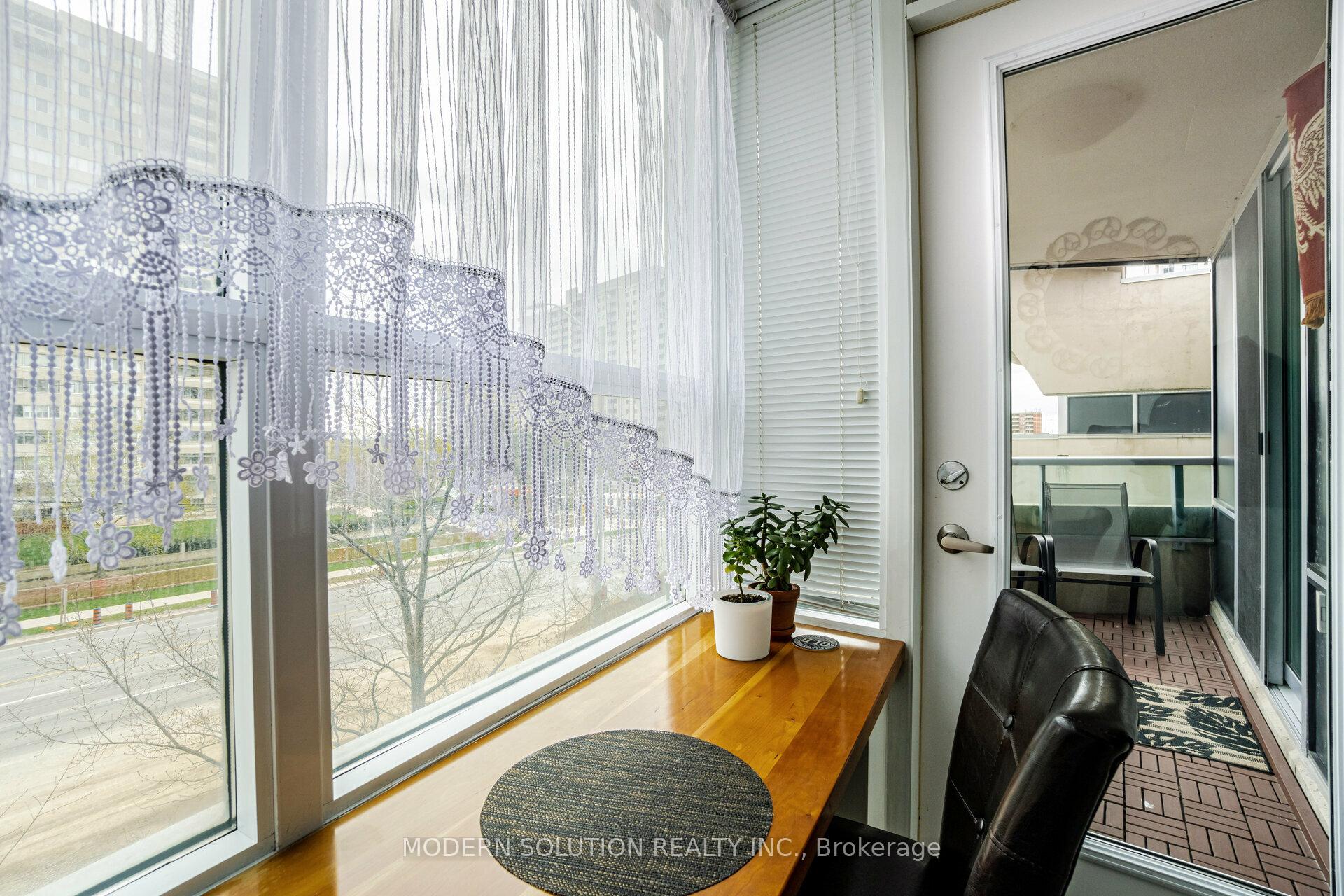 2 Bedrooms Condo at 1 Elm, Mississauga For sale