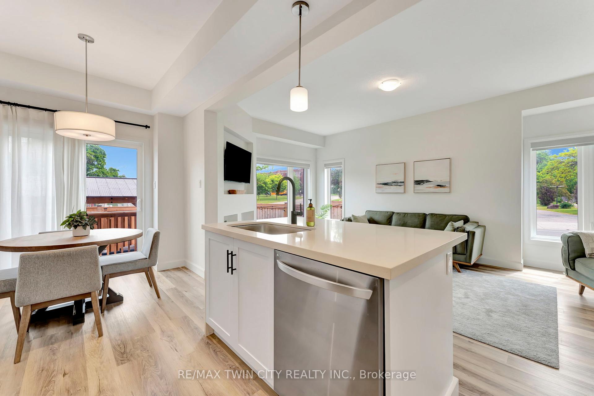 3 Bedrooms Condo at 4 Southam, Hamilton For sale