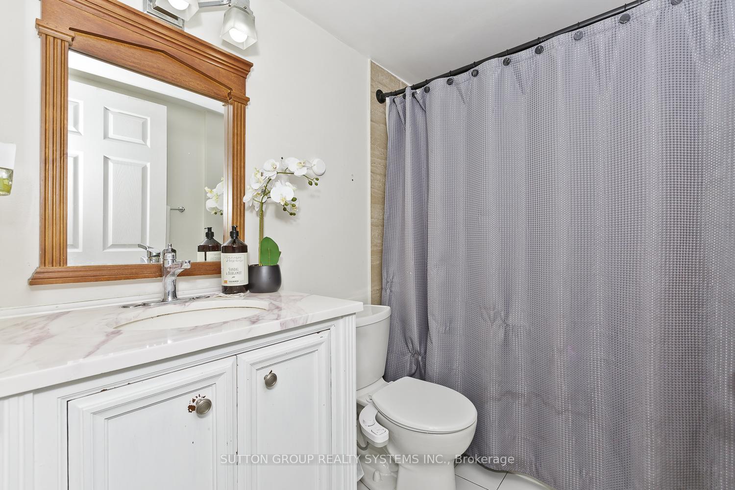 3 Bedrooms Condo at 50 Kingsbridge Garden, Mississauga For sale