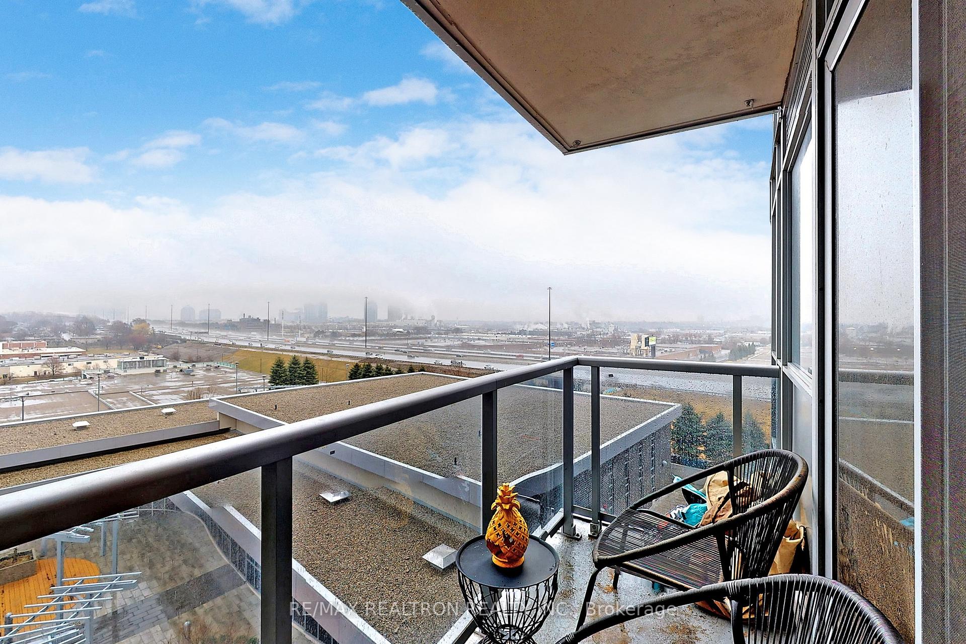2 Bedrooms Condo at 125 Village Green, Toronto For sale