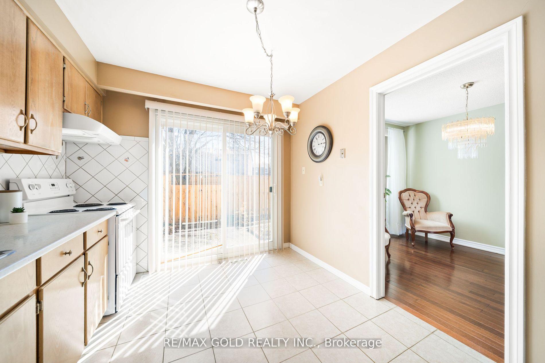 4 Bedrooms Condo at 1050 Shawnmarr, Mississauga For sale