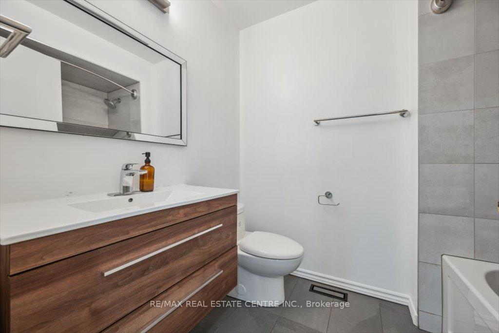 3 Bedrooms Condo at 5940 Glen Erin, Mississauga For sale
