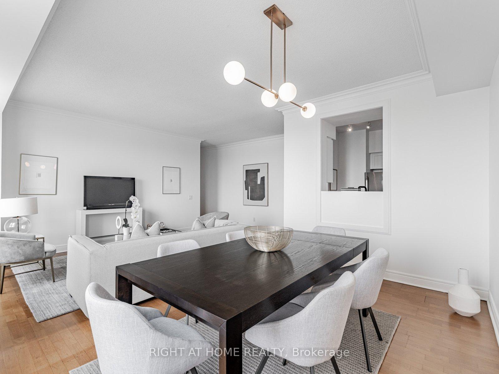 3 Bedrooms Condo at 1 Clairtrell, Toronto For sale