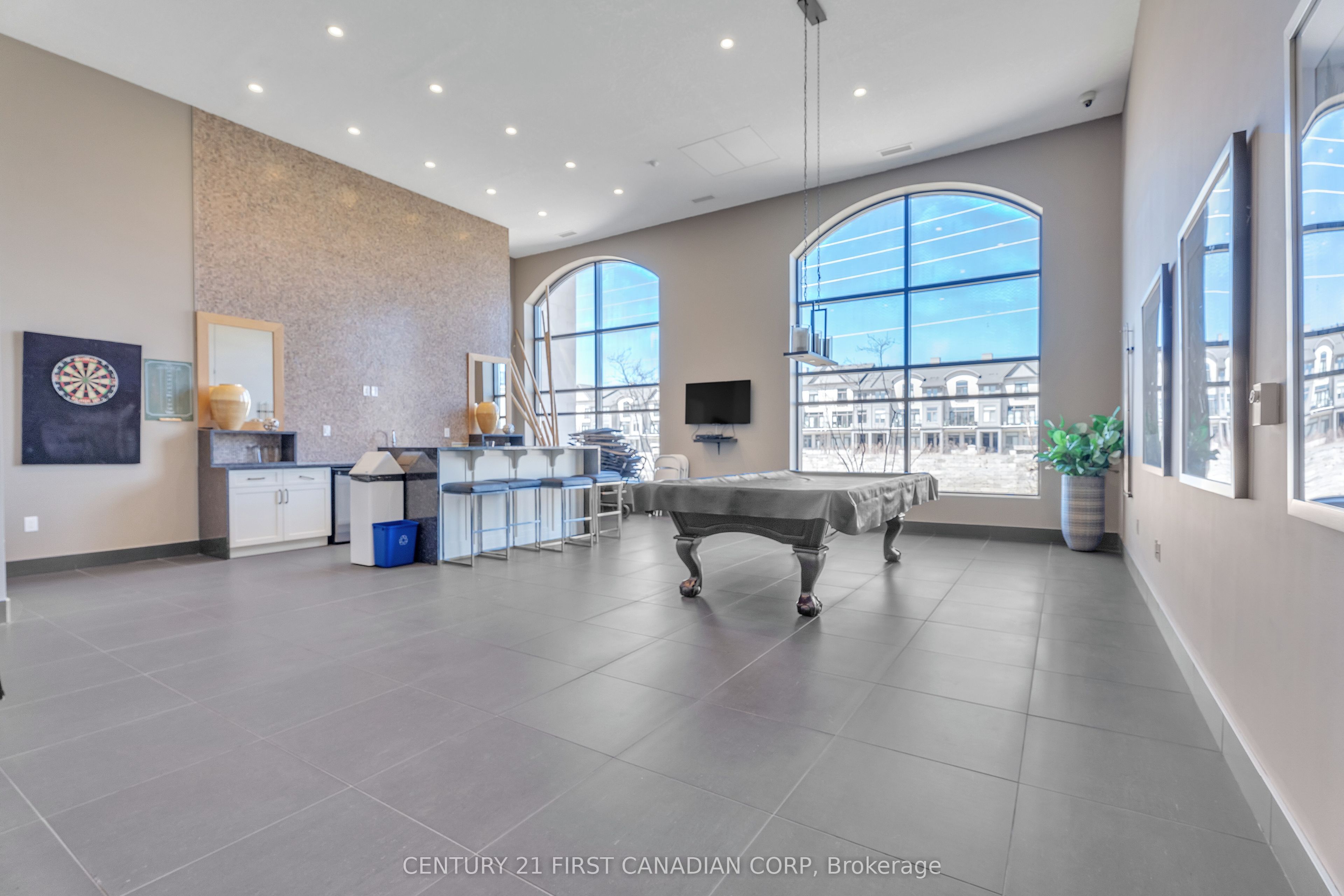 240 Villagewalk Boulevard, #812
