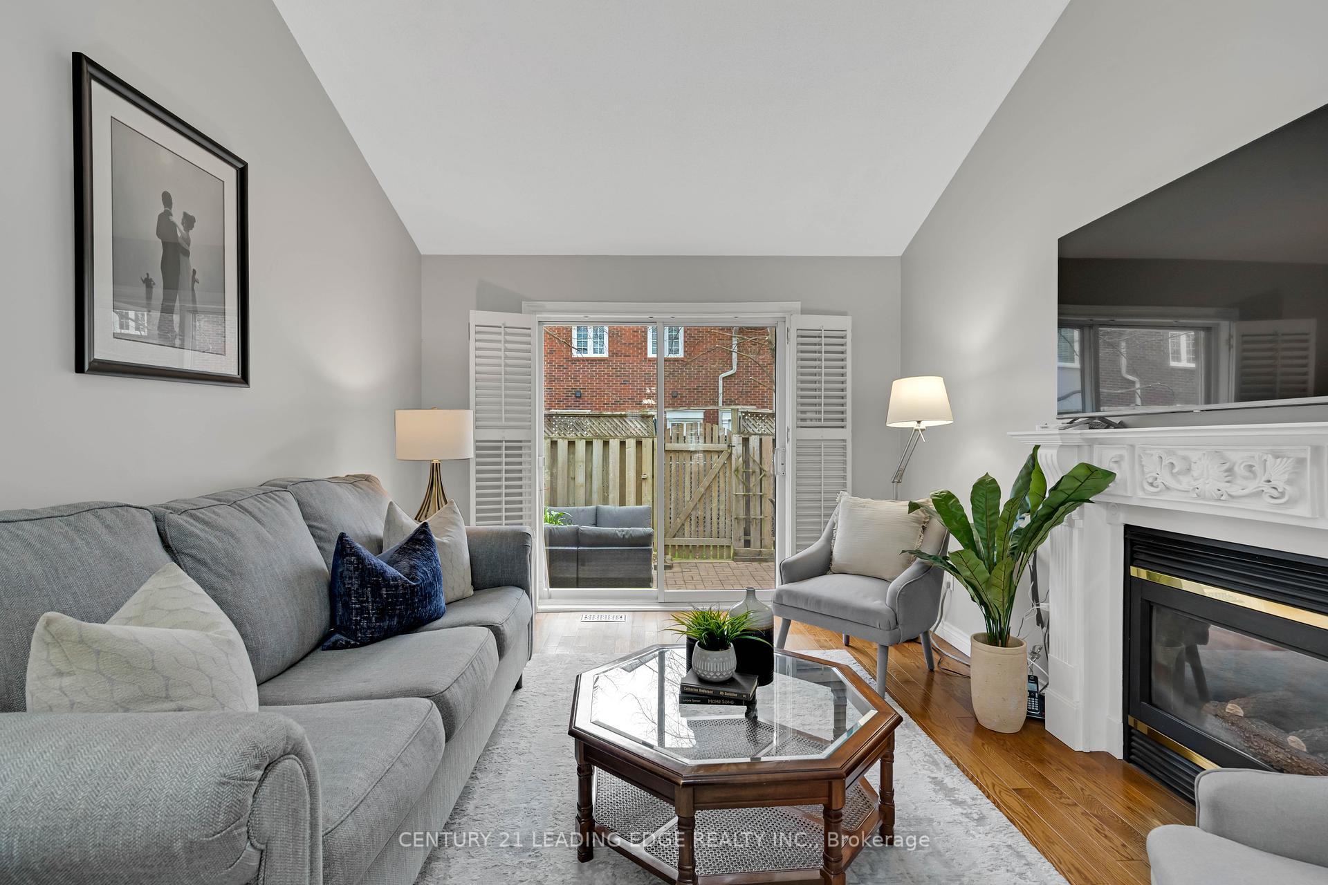 3 Bedrooms Condo at 2435 Woodward,  Burlington For sale