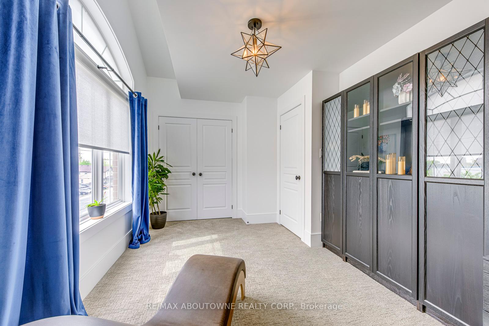 2 Bedrooms Condo at 1401 Plains, Burlington For sale