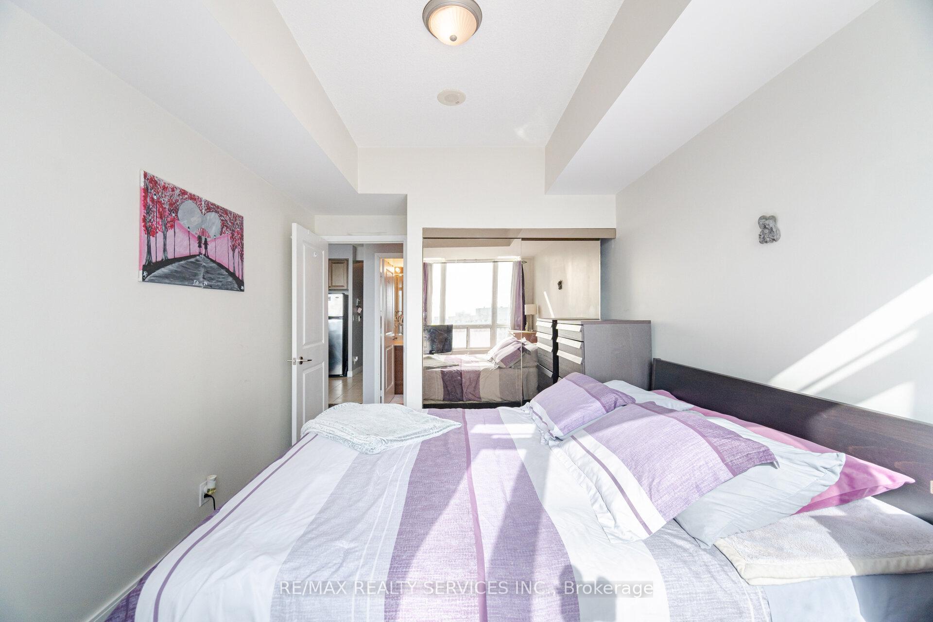 2 Bedrooms Condo at 80 Absolute,  Mississauga For sale