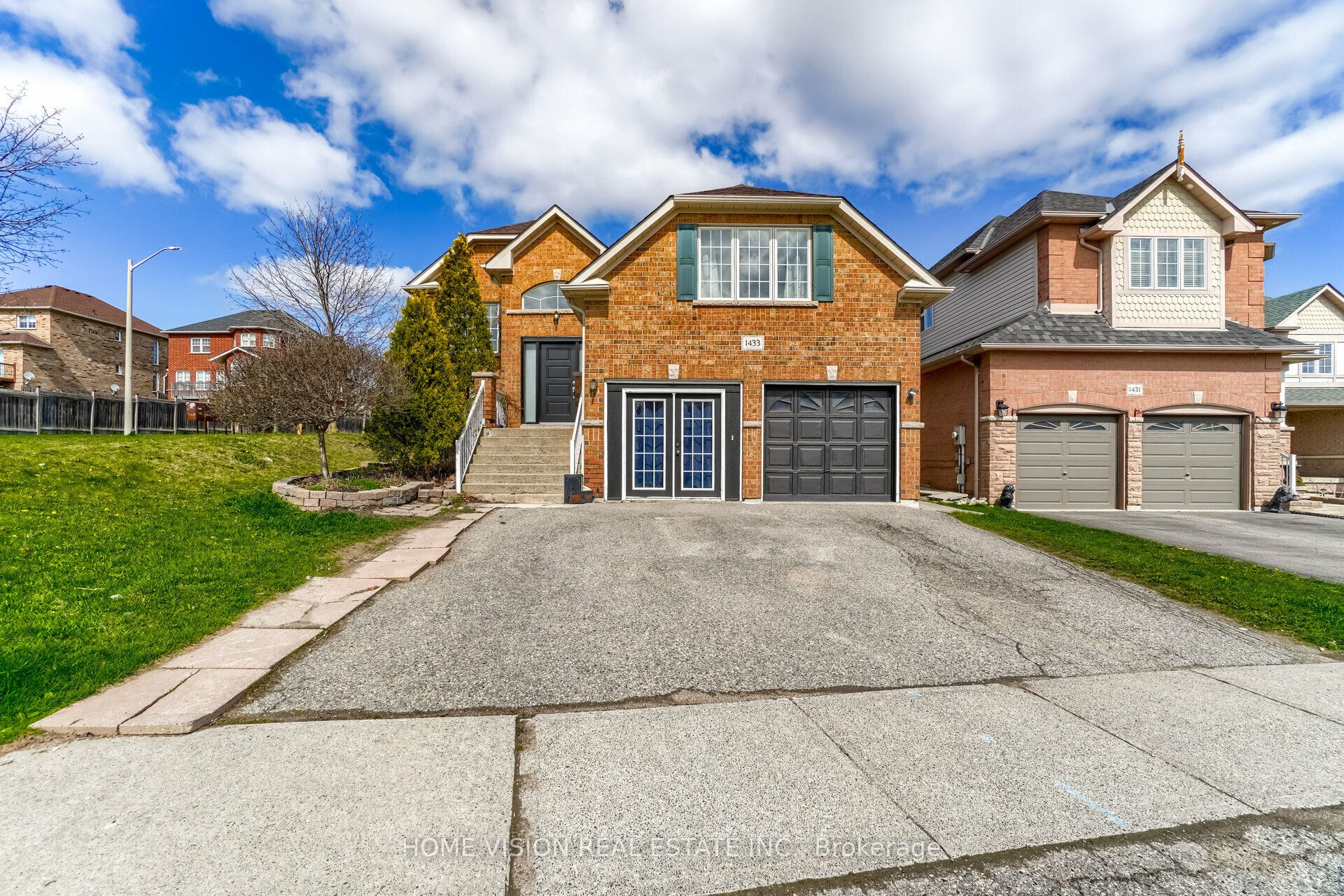 1433 Springwater Crescent E, #Lower Unit