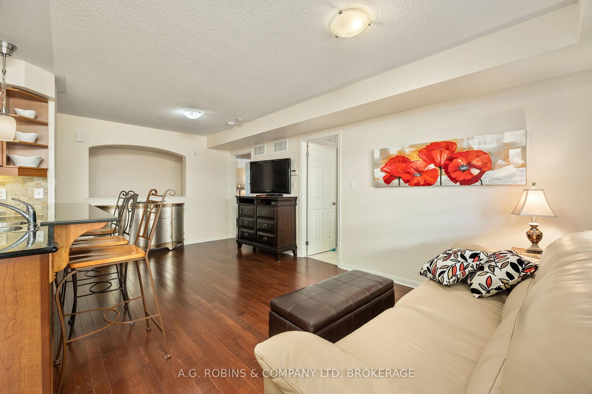 3 Bedrooms Condo at 595 Dundas, Mississauga For sale