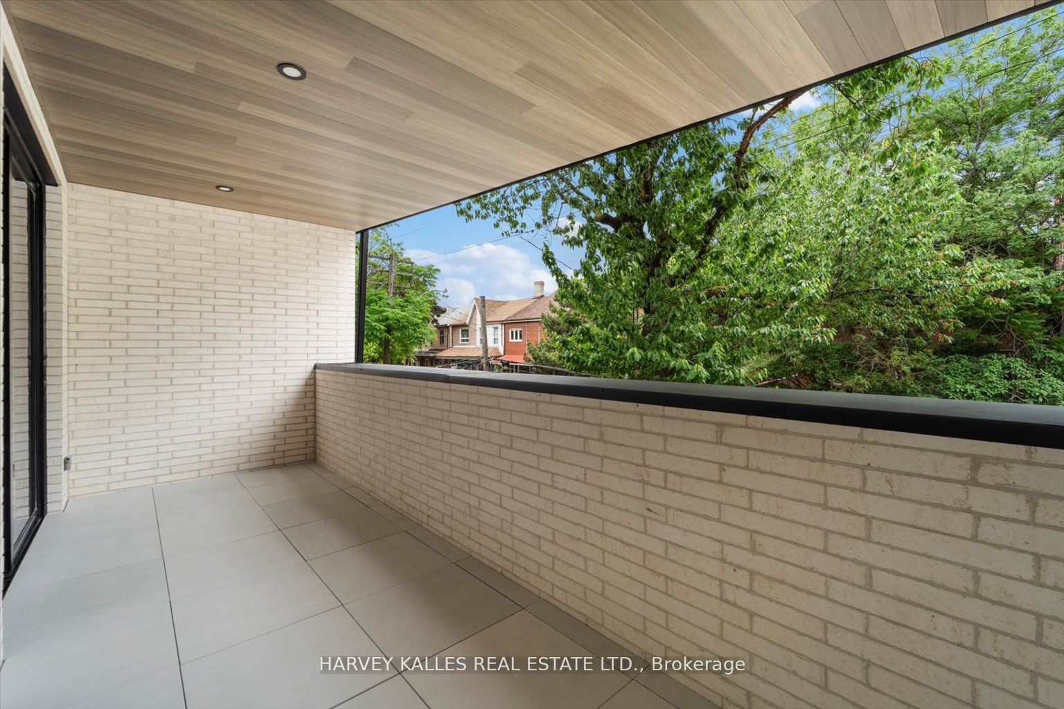 697 Richmond Street W
