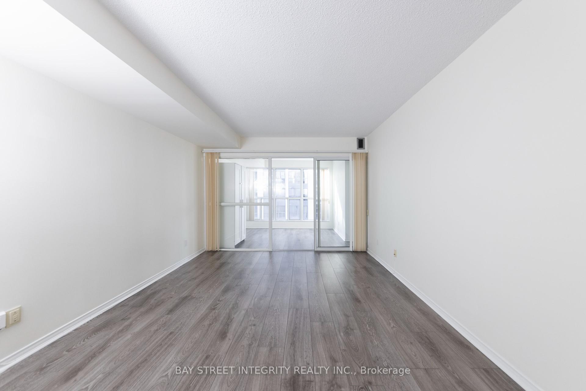 2 Bedrooms Condo at 28 Hollywood, Toronto For sale