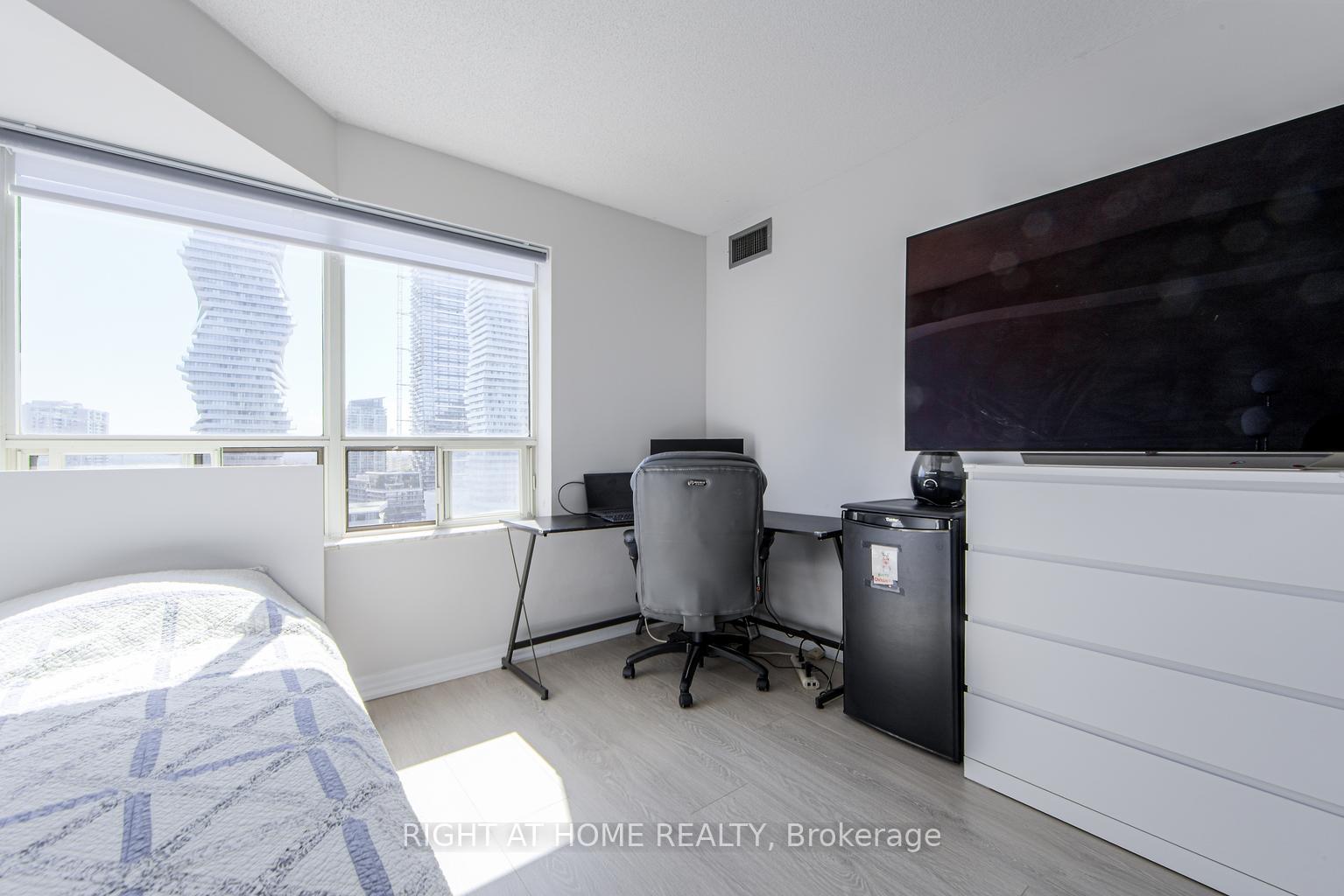 2 Bedrooms Condo at 335 Webb, Mississauga For sale