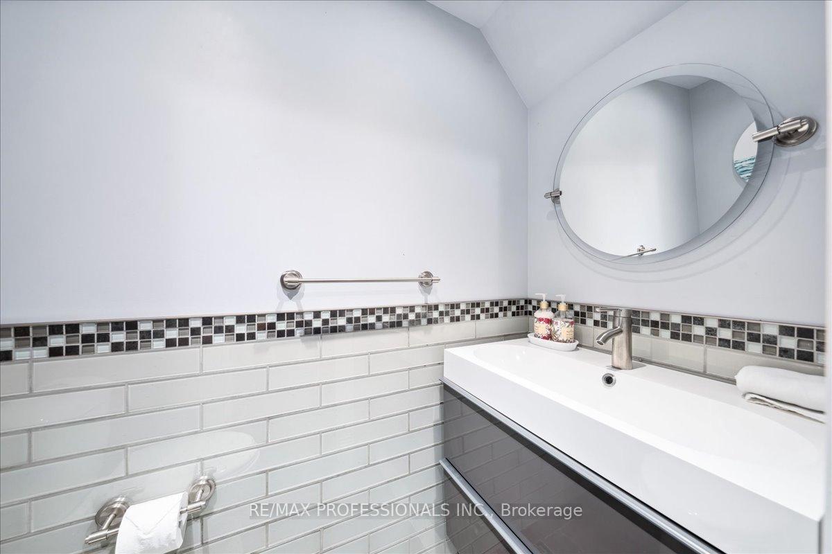 3 Bedrooms Condo at 600 Silver Creek,  Mississauga For sale