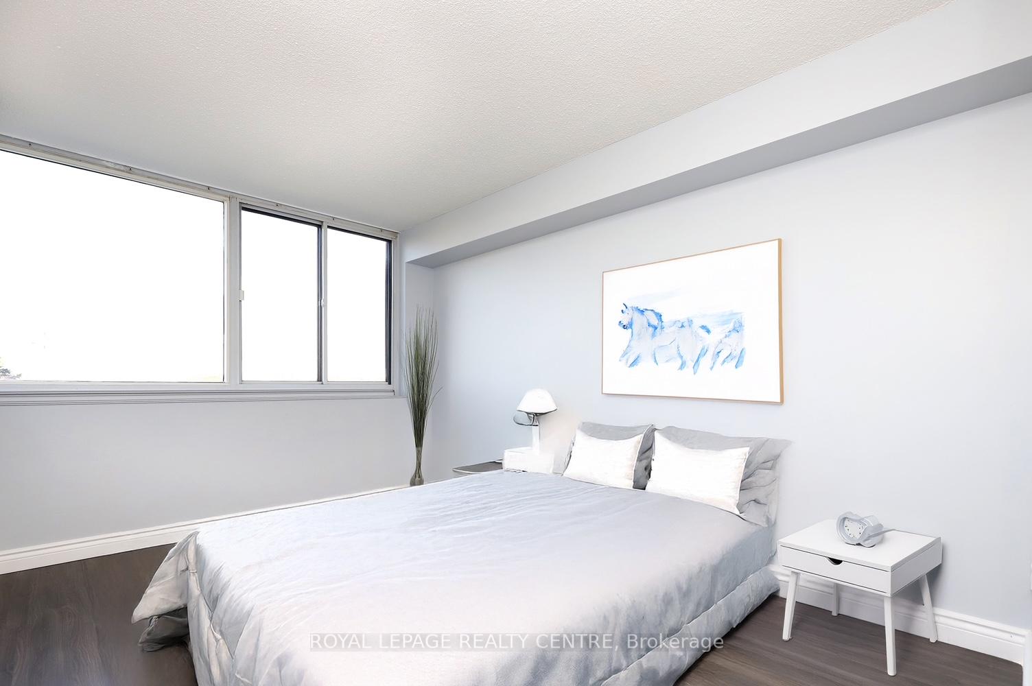 2 Bedrooms Condo at 1001 Cedarglen, Mississauga For sale