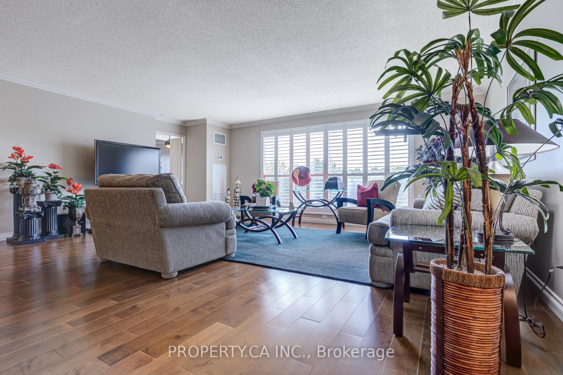 3 Bedrooms Condo at 1700 The Collegeway, Mississauga For sale