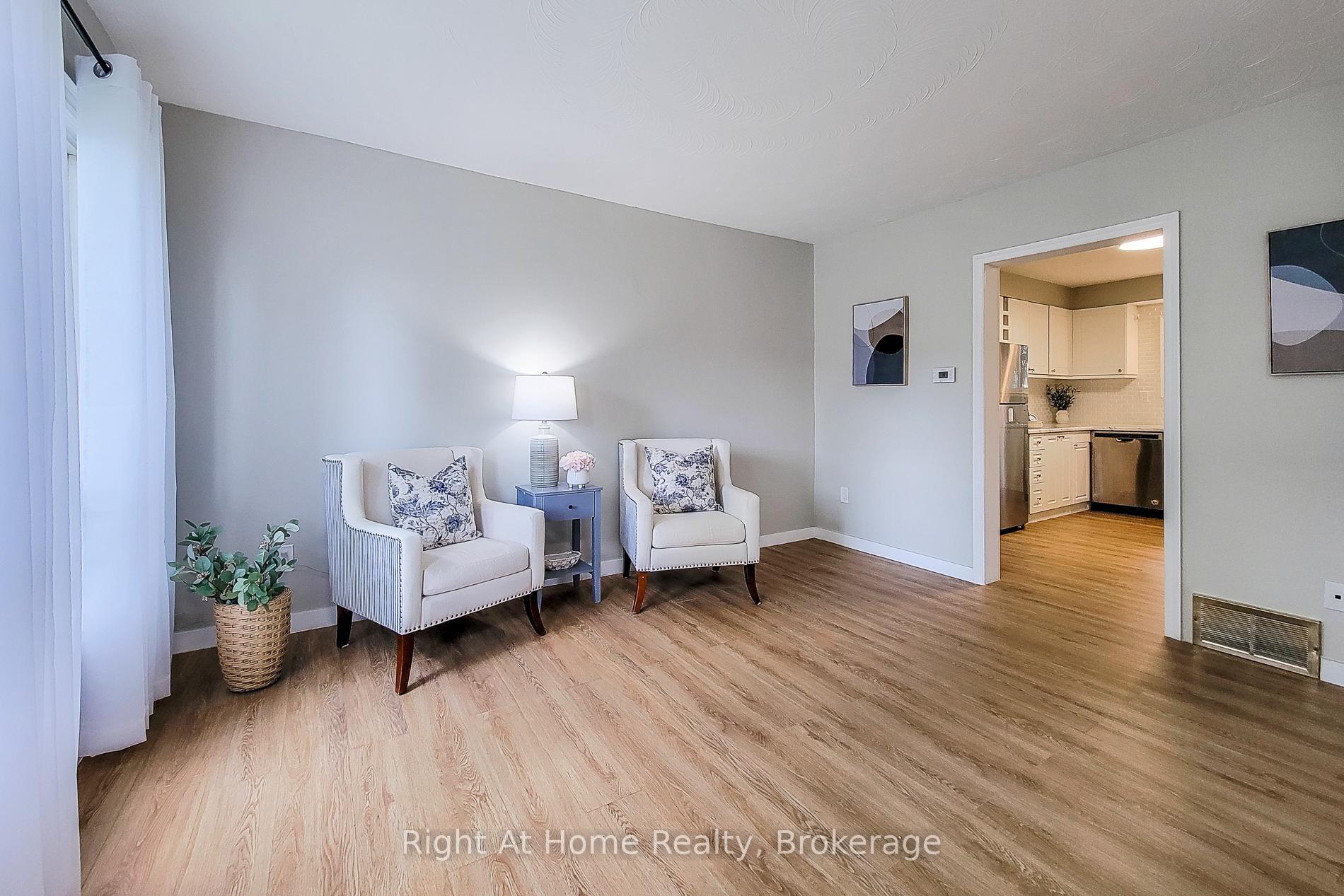 3 Bedrooms Condo at 8 Glenburn, Hamilton For sale