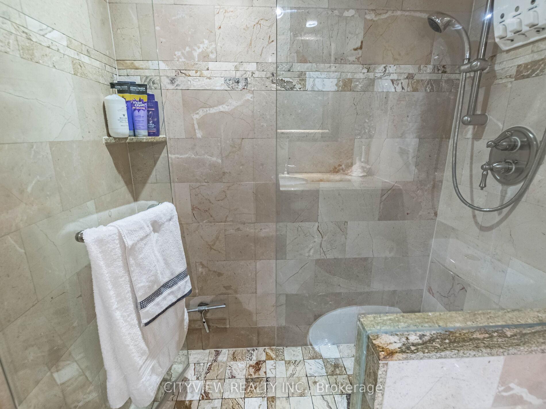 3 Bedrooms Condo at 3700 Kaneff, Mississauga For sale