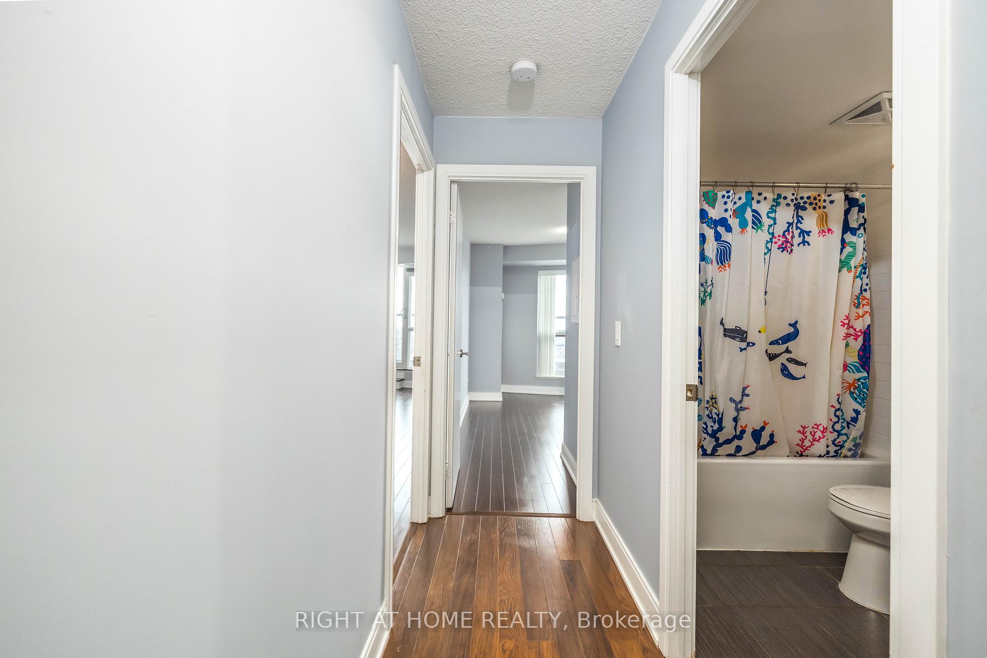 3 Bedrooms Condo at 125 Village Green,  Toronto For sale