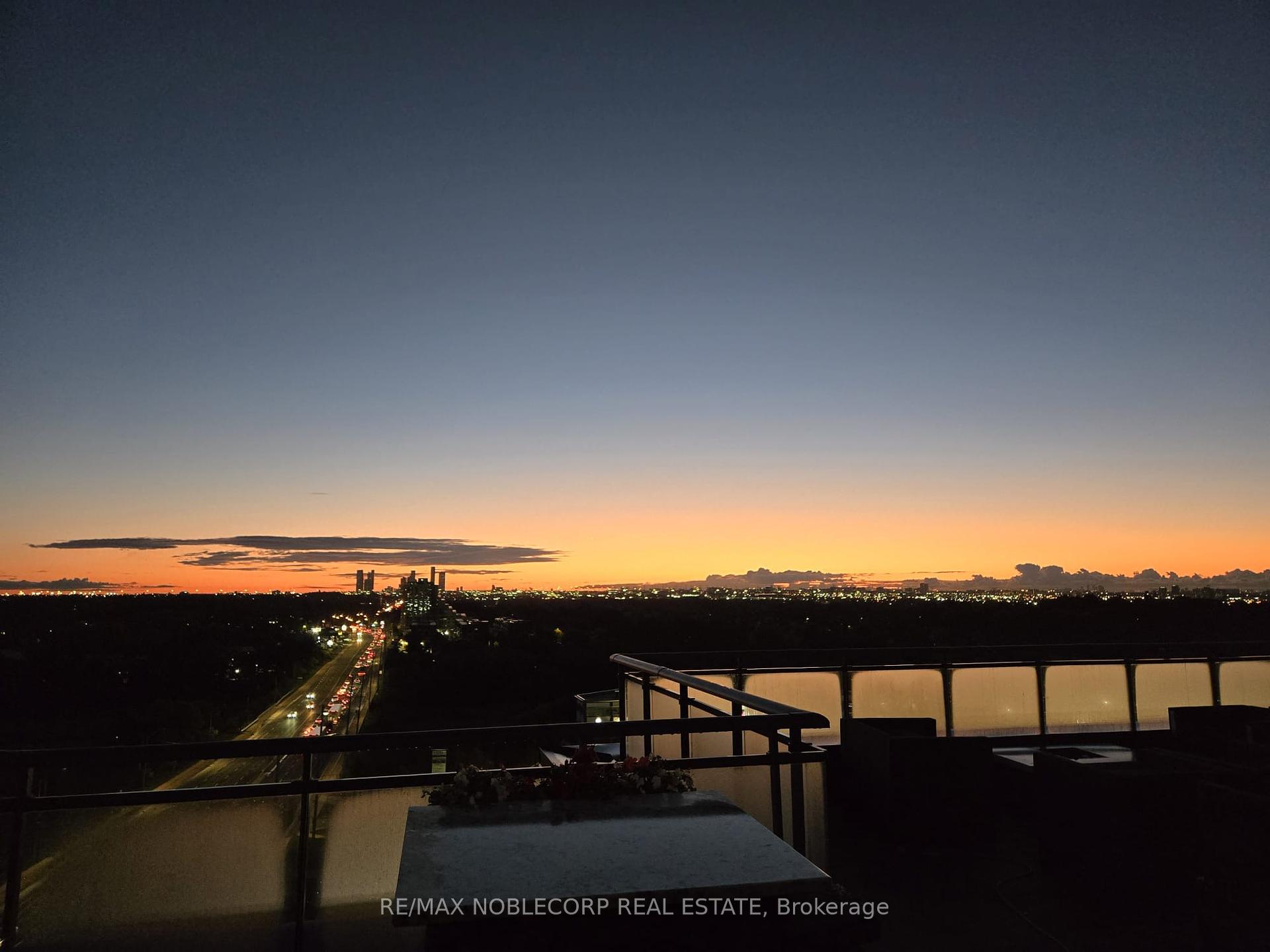 2 Bedrooms Condo at 12 Woodstream, Vaughan For sale