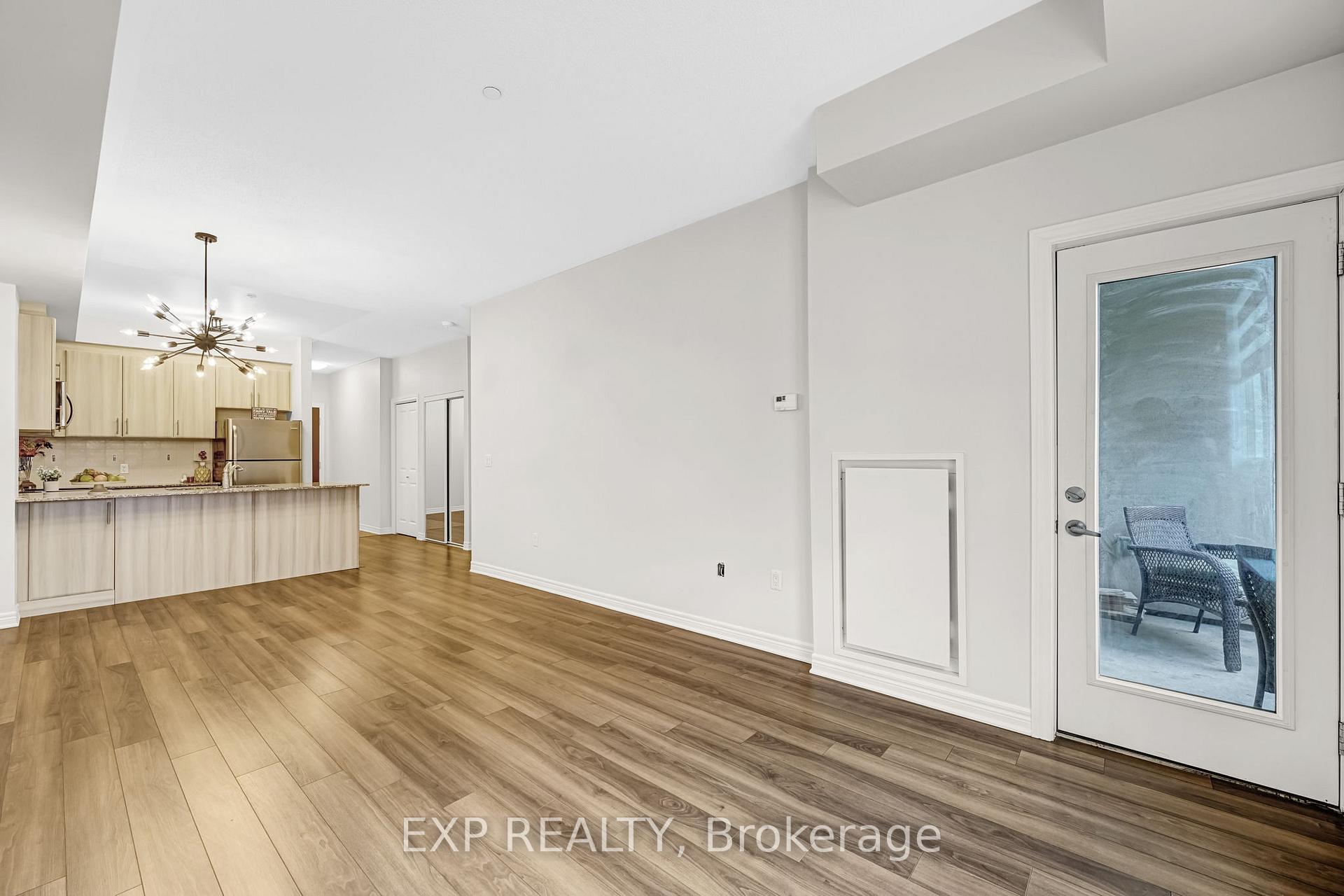 3 Bedrooms Condo at 216 Oak Park, Oakville For sale