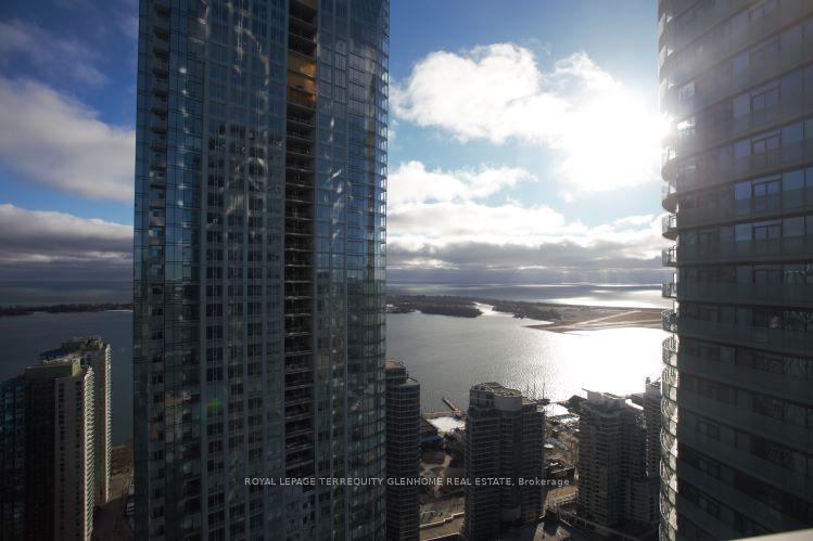 2 Bedrooms Condo at 14 York,  Toronto For sale