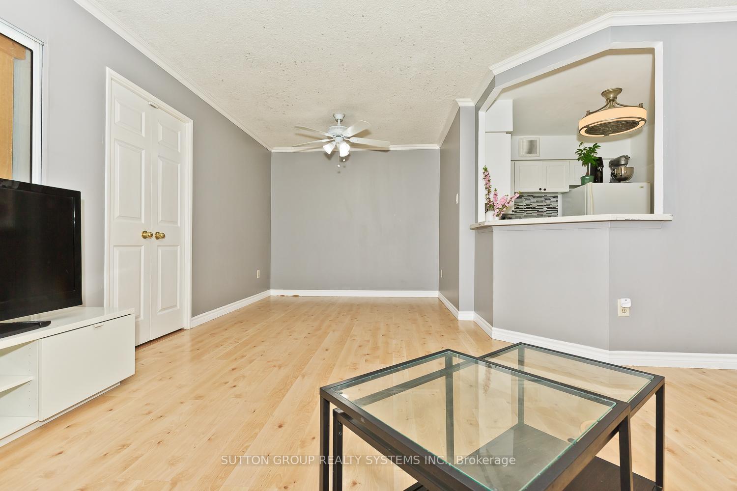 3 Bedrooms Condo at 50 Kingsbridge Garden, Mississauga For sale