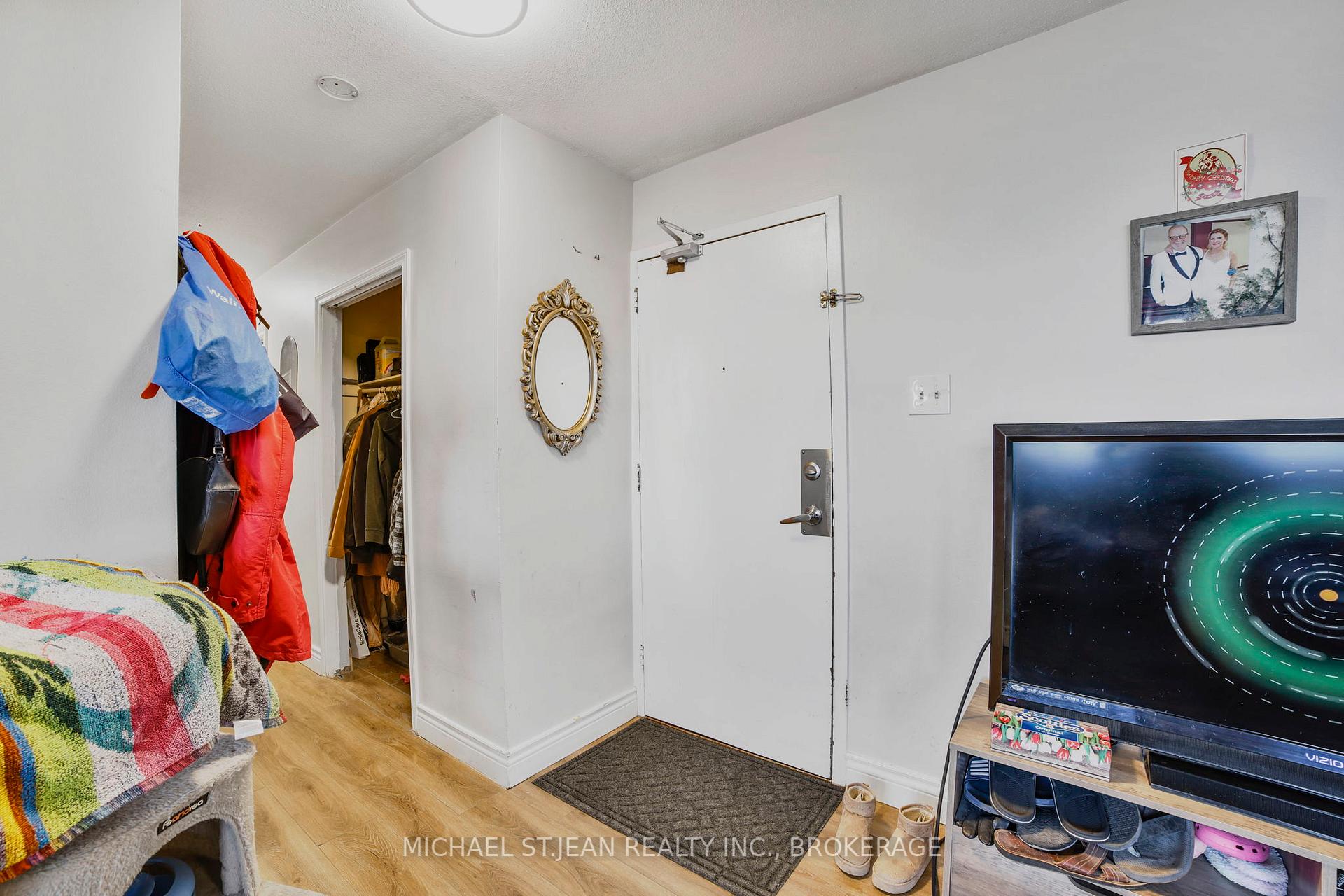 3 Bedrooms Condo at 15 Albright,  Hamilton For sale