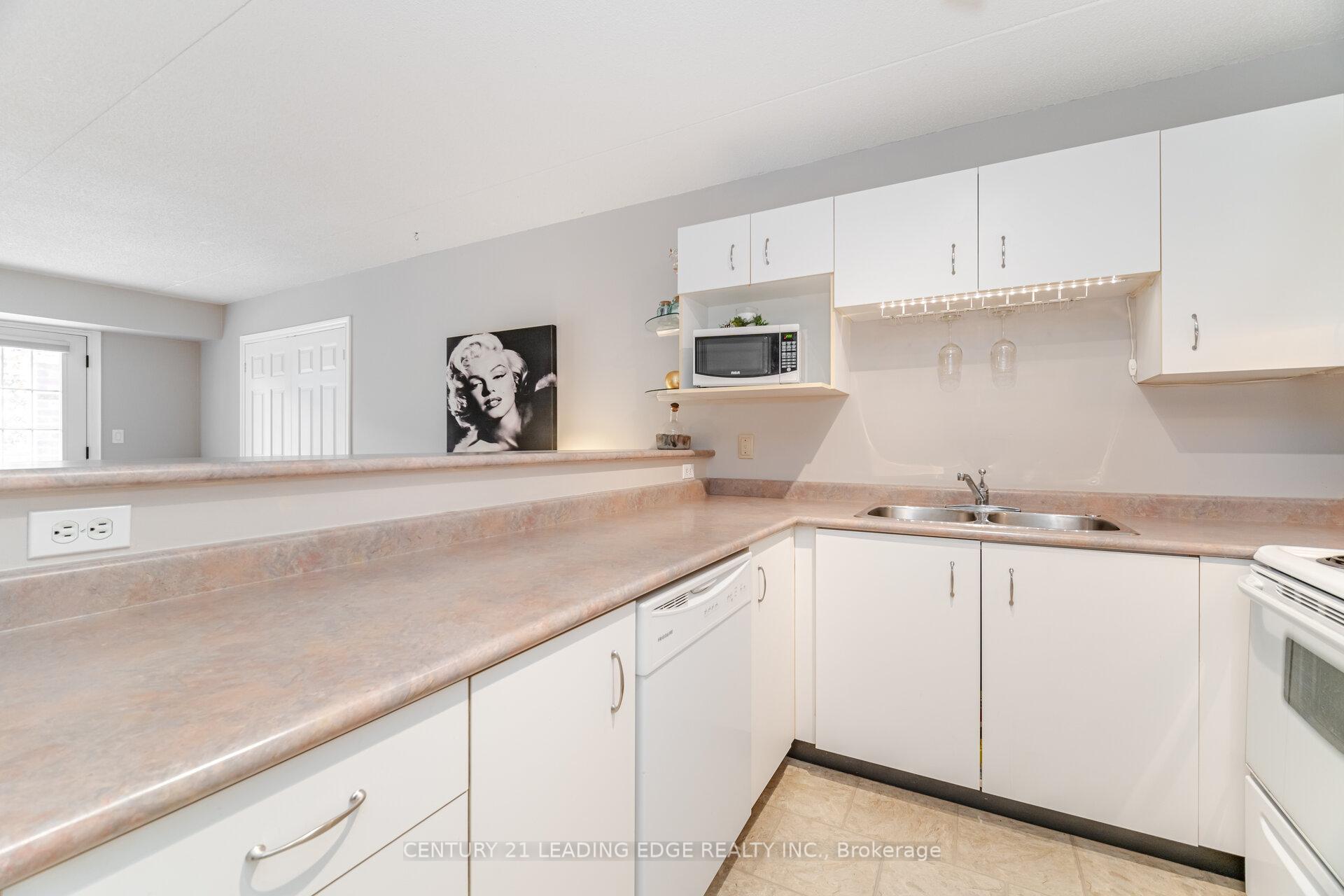 2 Bedrooms Condo at 4005 Kilmer, Burlington For sale