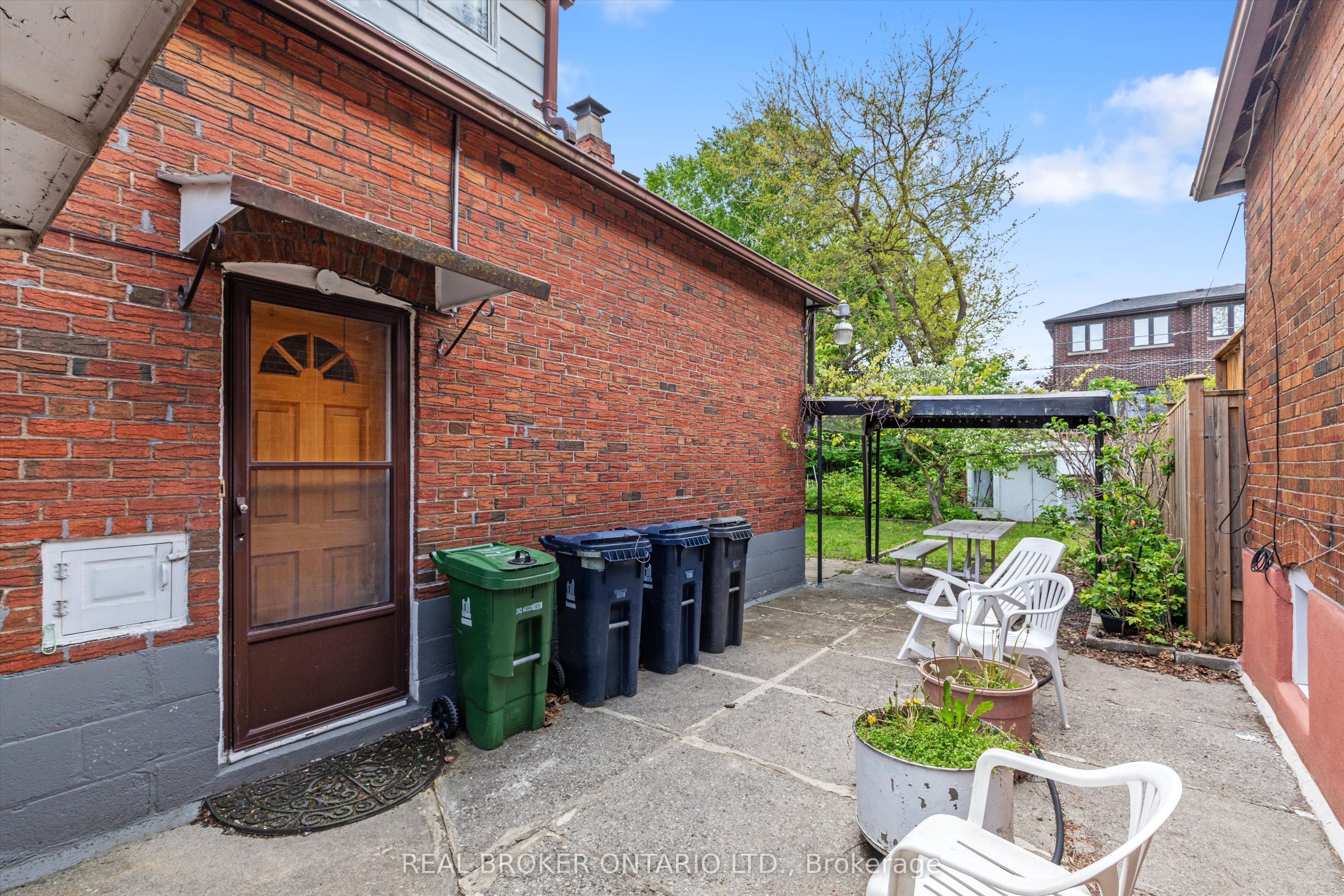 882 Coxwell Avenue