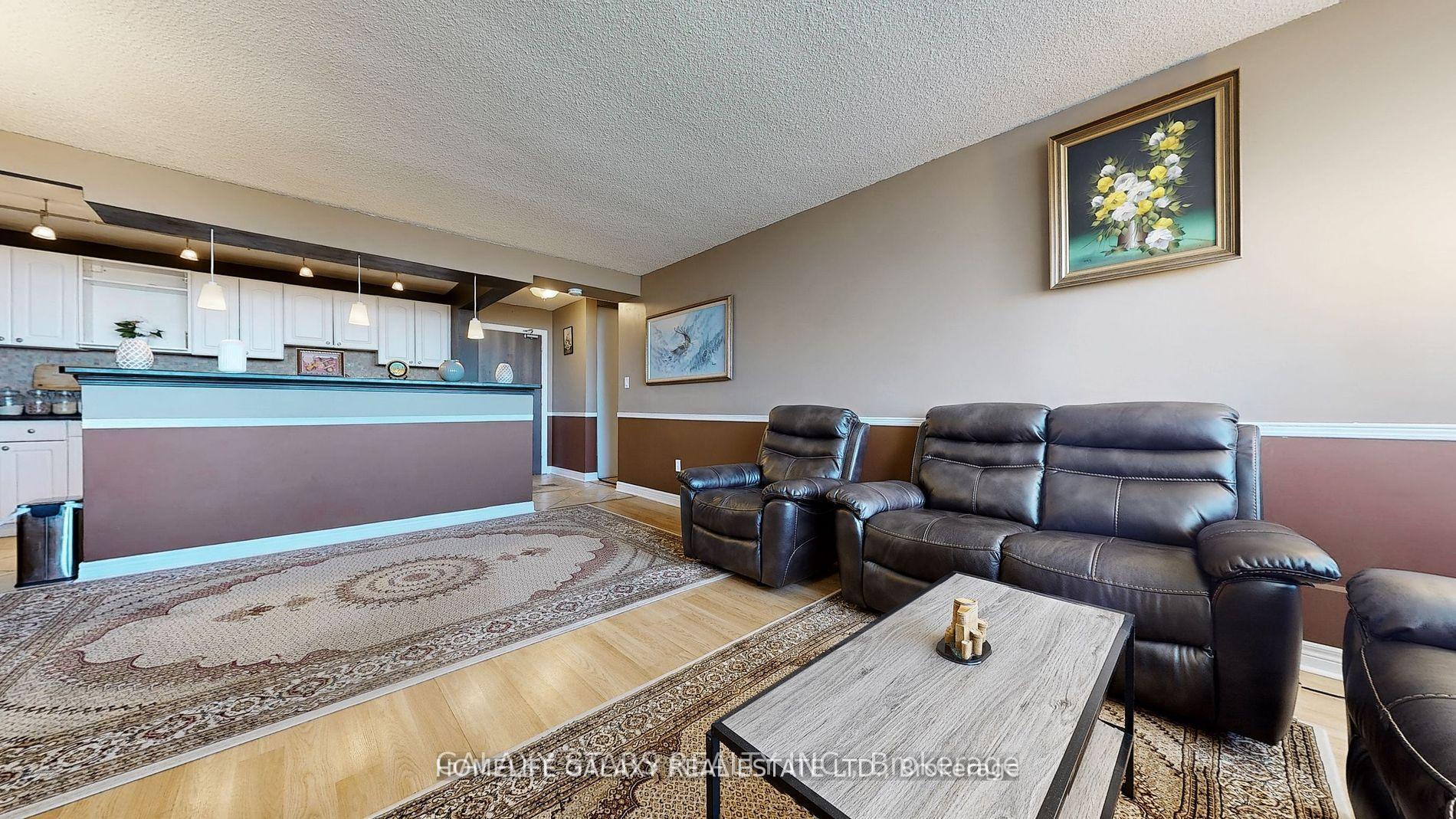 3 Bedrooms Condo at 2556 Argyle, Mississauga For sale