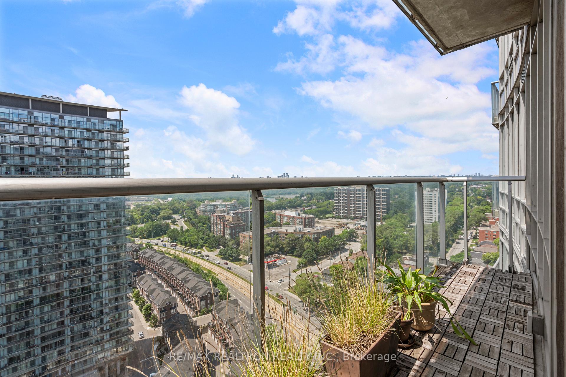 2 Bedrooms Condo at 15 Windermere, Toronto For sale