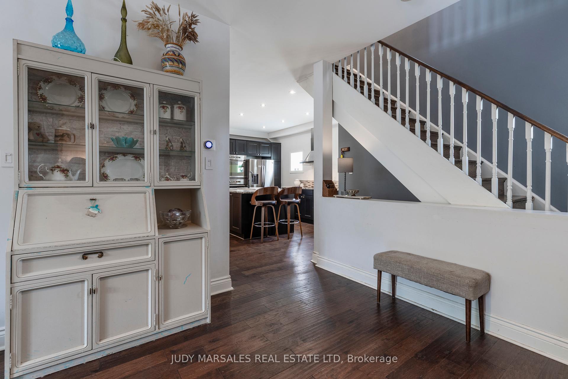 3 Bedrooms Condo at 100 Beddoe, Hamilton For sale