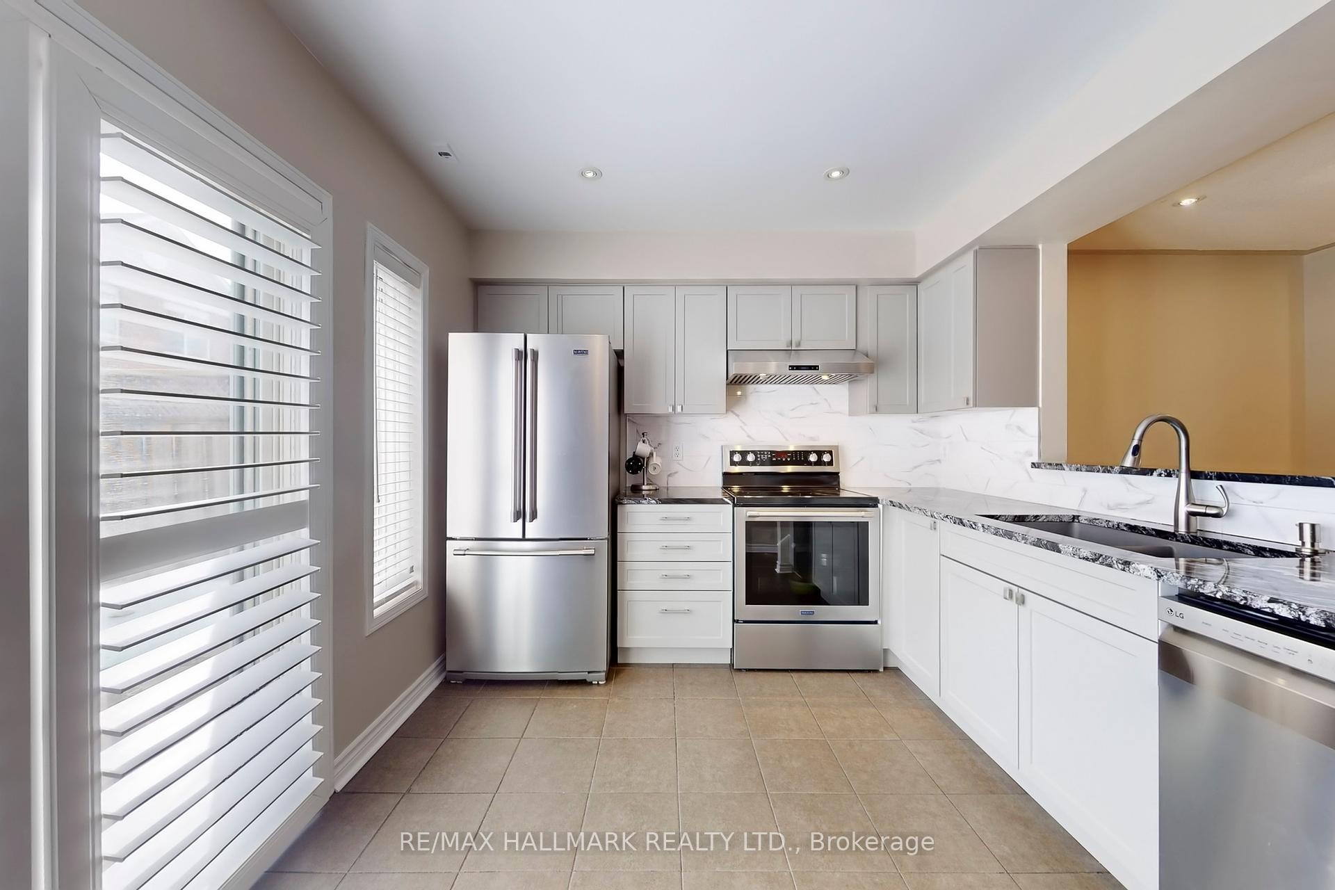 3 Bedrooms Condo at 83 Mondeo,  Toronto For sale