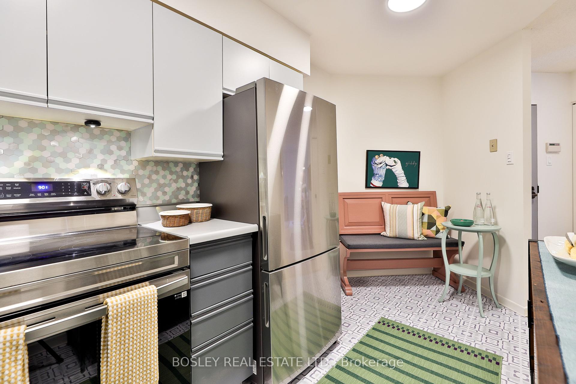 2 Bedrooms Condo at 25 Maitland, Toronto For sale