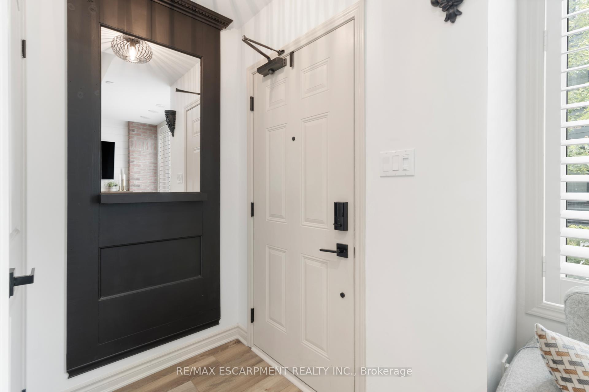 3 Bedrooms Condo at 2232 Bromsgrove, Mississauga For sale