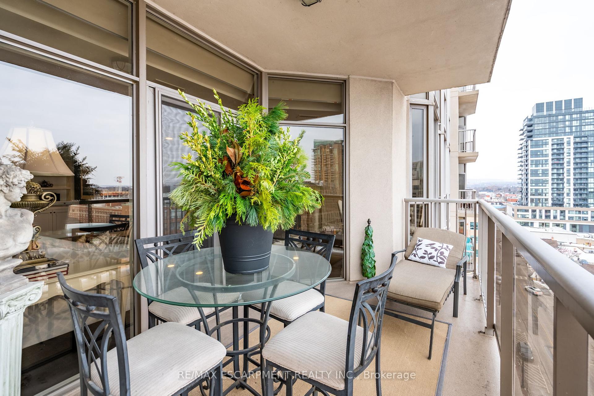 2 Bedrooms Condo at 1477 Lakeshore, Burlington For sale
