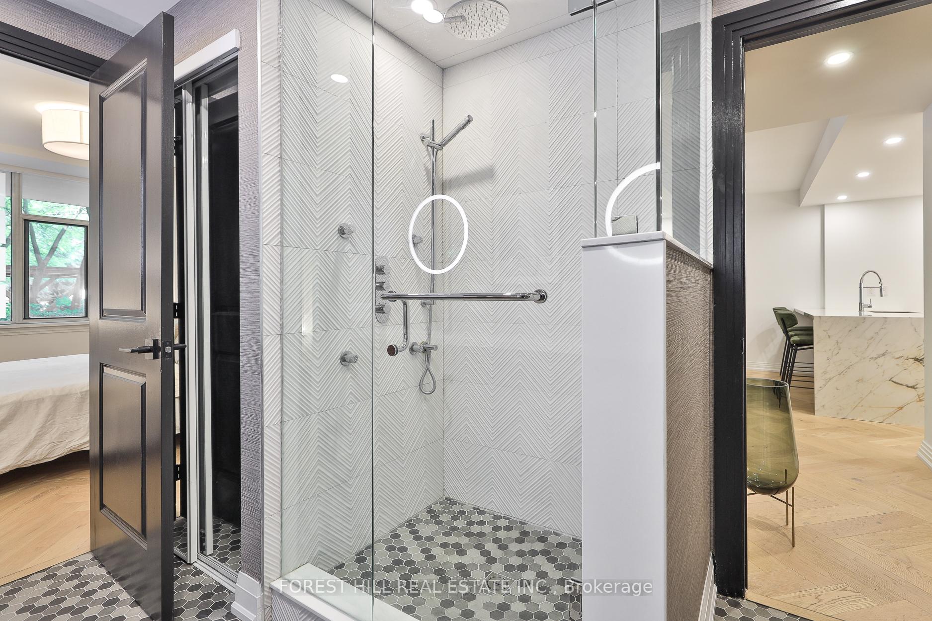 2 Bedrooms Condo at 1 Benvenuto, Toronto For sale