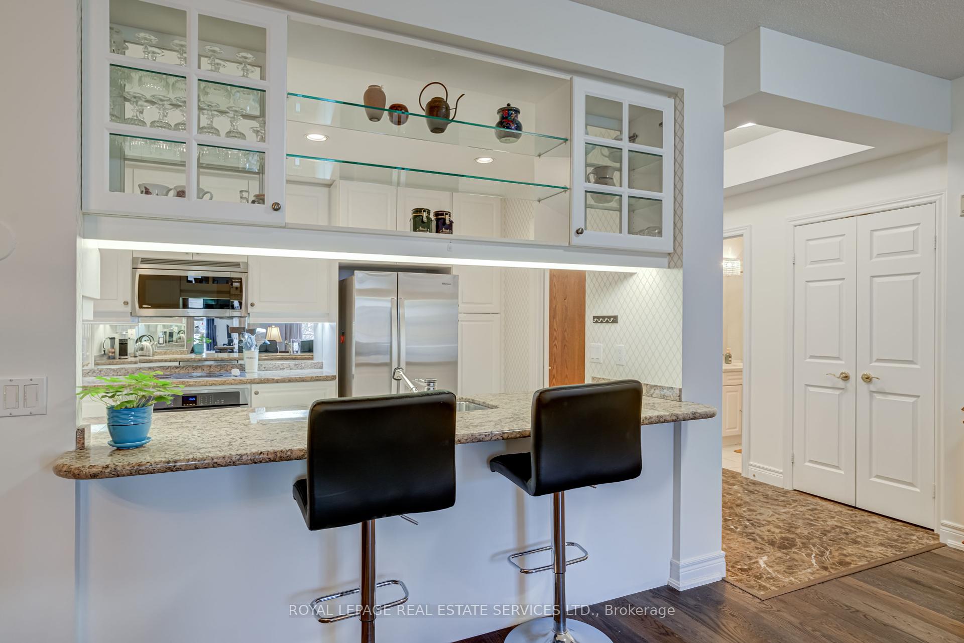 2 Bedrooms Condo at 10 Old Mill,  Toronto For sale