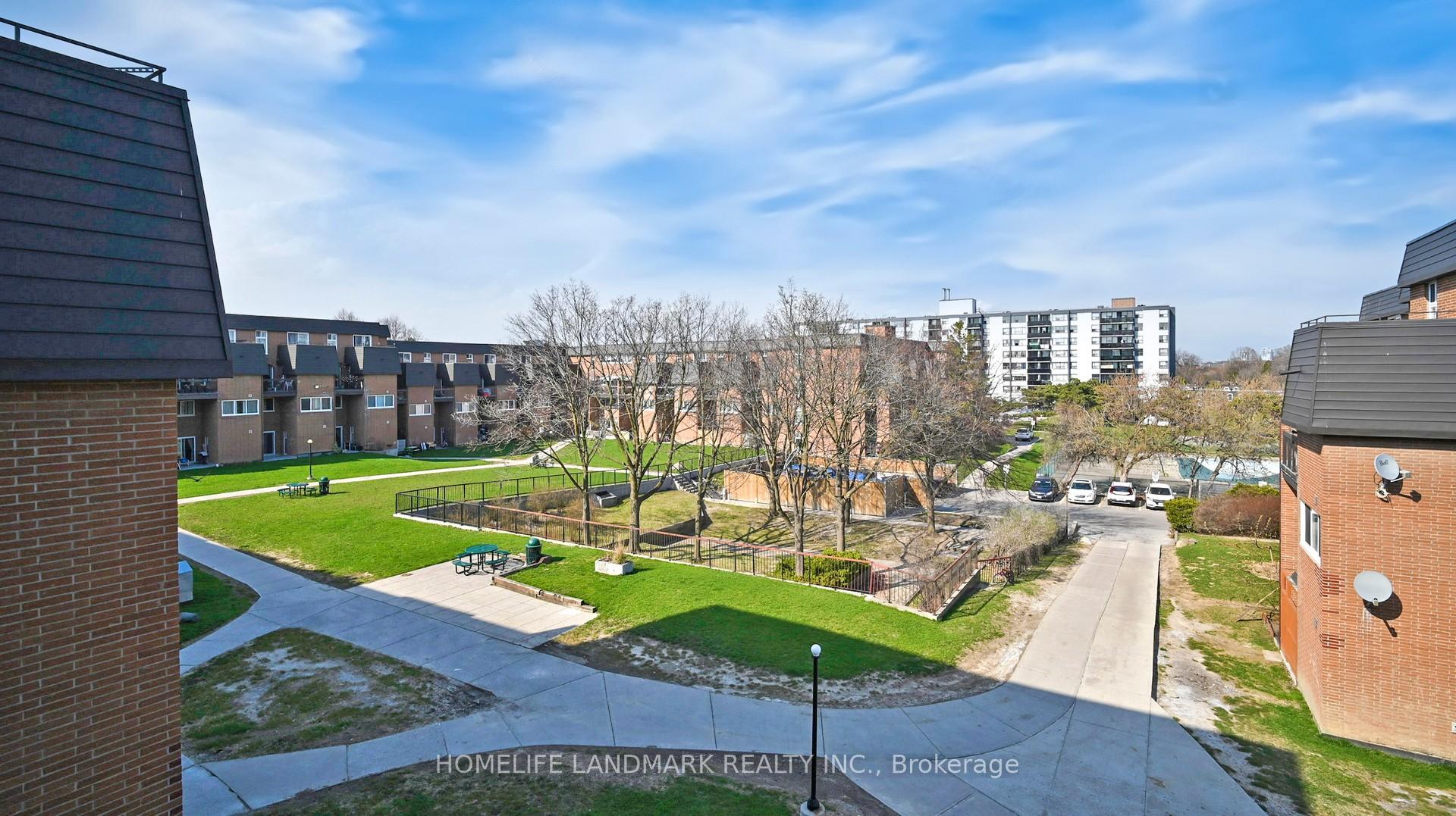 3 Bedrooms Condo at 1395 Williamsport, Mississauga For sale