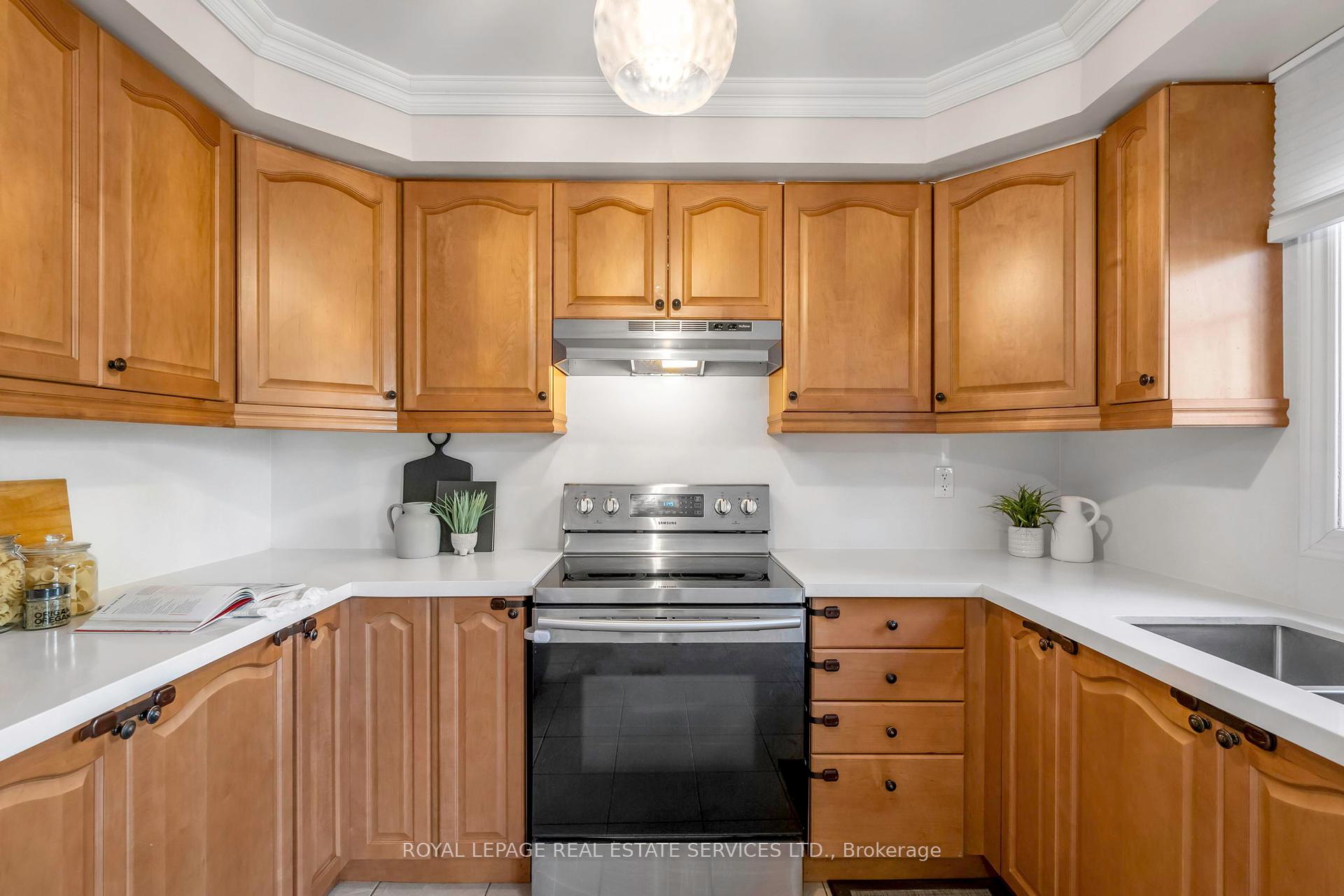 3 Bedrooms Condo at 3040 Fifth, Mississauga For sale
