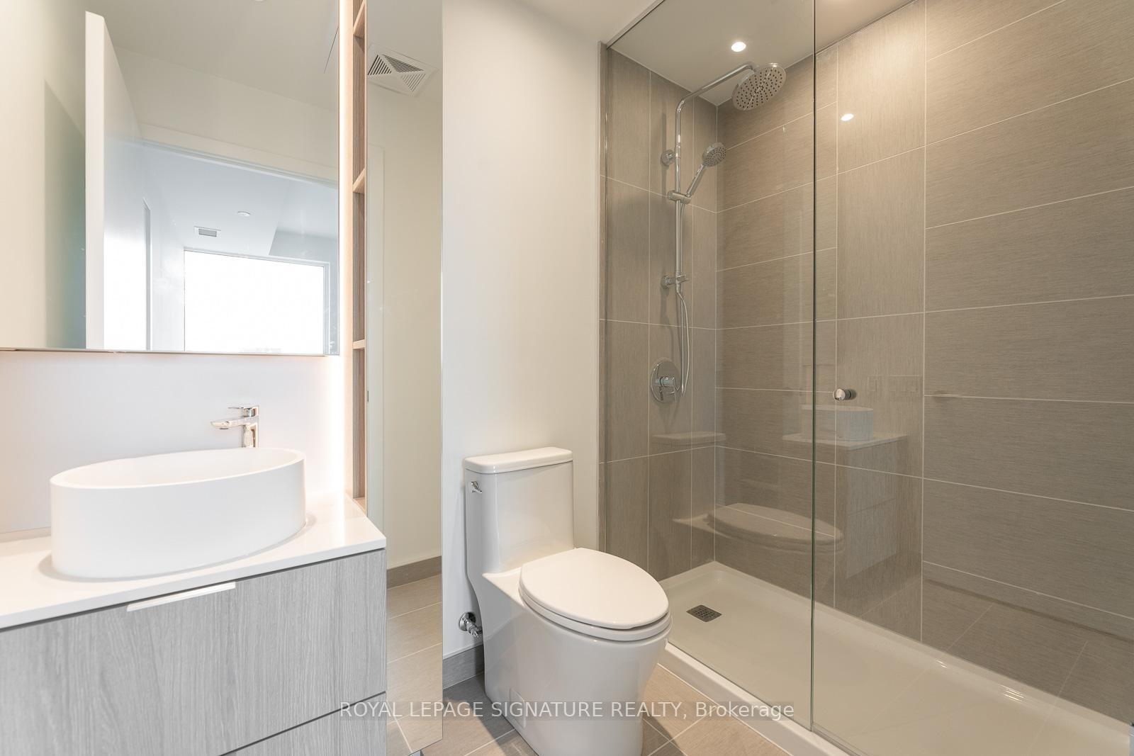 2 Bedrooms Condo at 28 Ann, Mississauga For sale