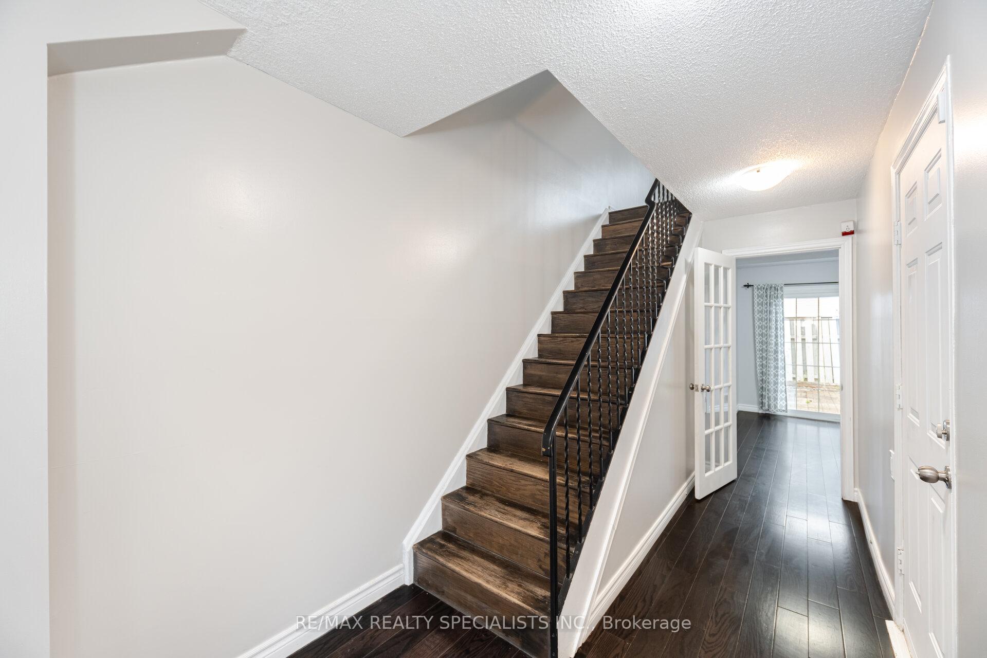3 Bedrooms Condo at 2440 Bromsgrove, Mississauga For sale