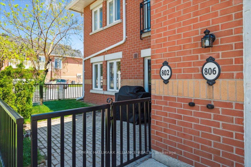 2 Bedrooms Condo at 1701 Lampman, Burlington For sale