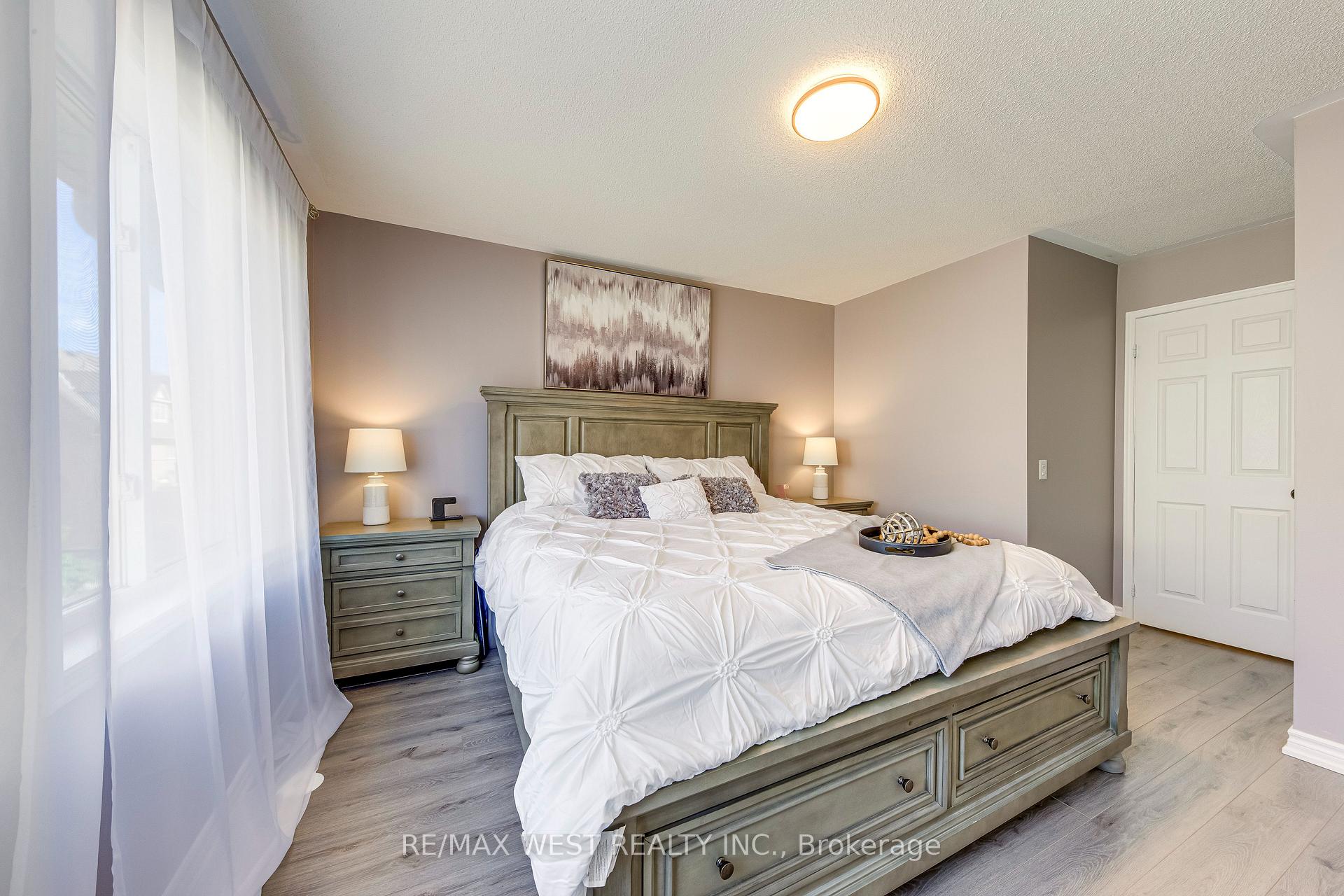3 Bedrooms Condo at 50 Strathaven, Mississauga For sale