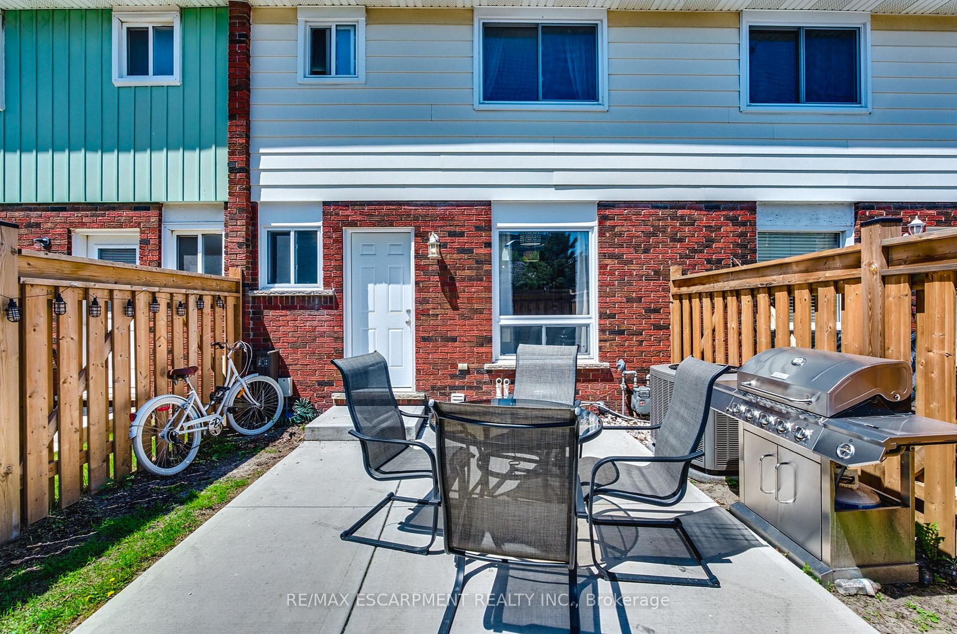 3 Bedrooms Condo at 2700 Barton, Hamilton For sale