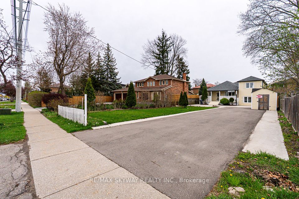 1328 Cawthra